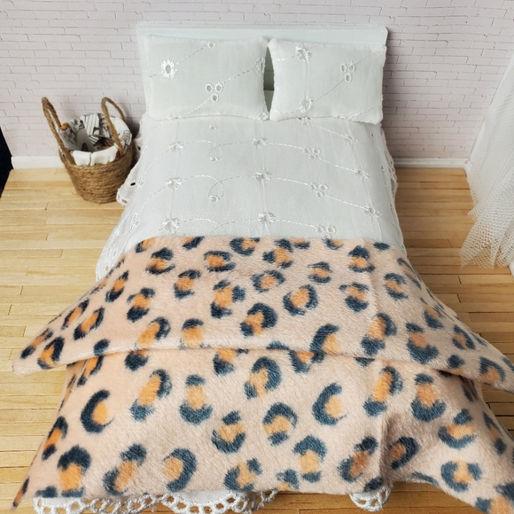 Miniature Dollhouse Cheetah Print Throw Blanket 1:12 Scale - Picture 4 of 5